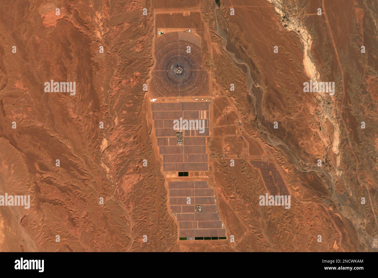 Image satellite haute résolution du complexe solaire Noor Quarzazate au Maroc - contient des données de la sentinelle Copernic modifiées (2022) Banque D'Images