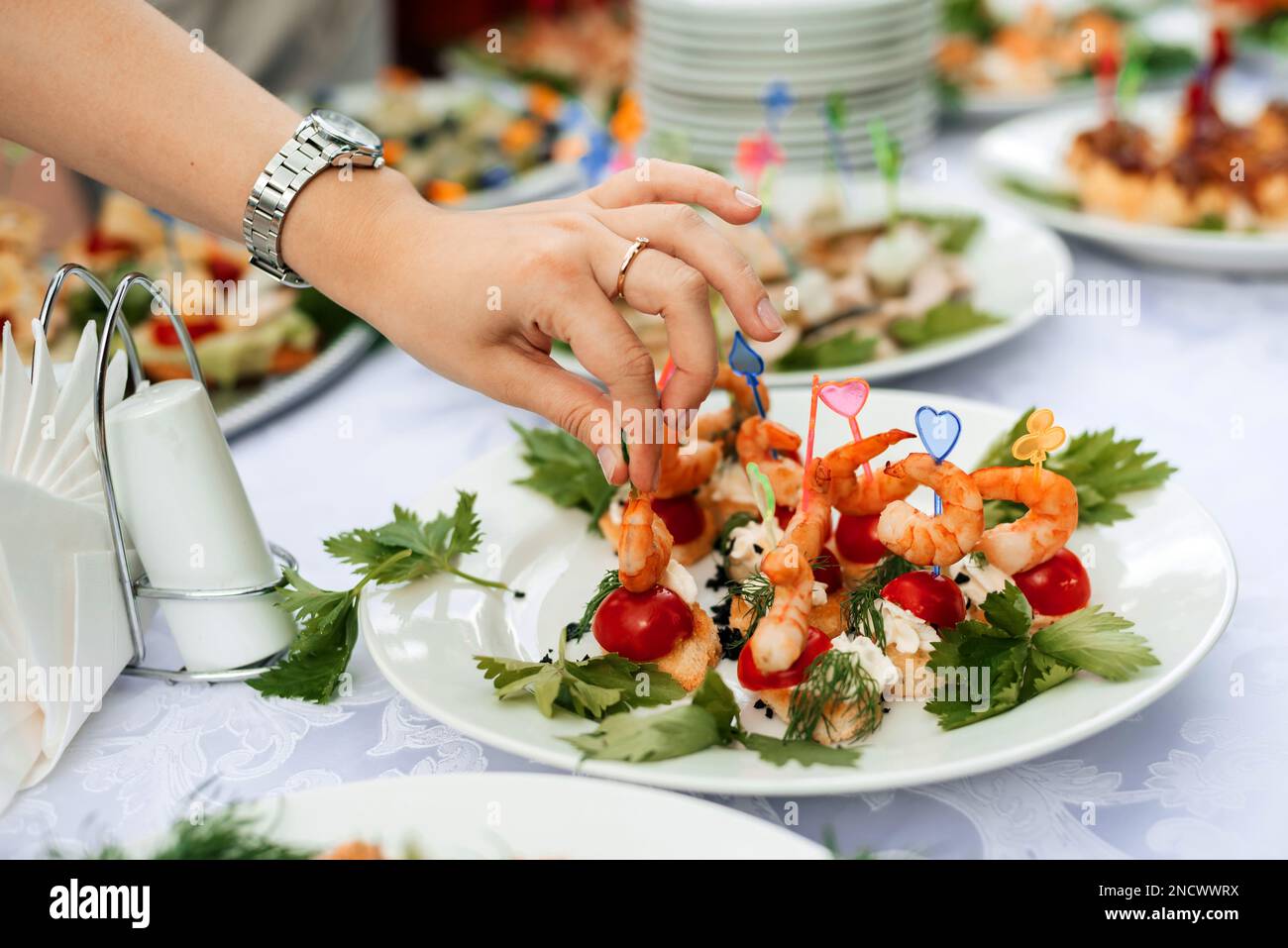 table avec en-cas légers, canapés en verre Banque D'Images