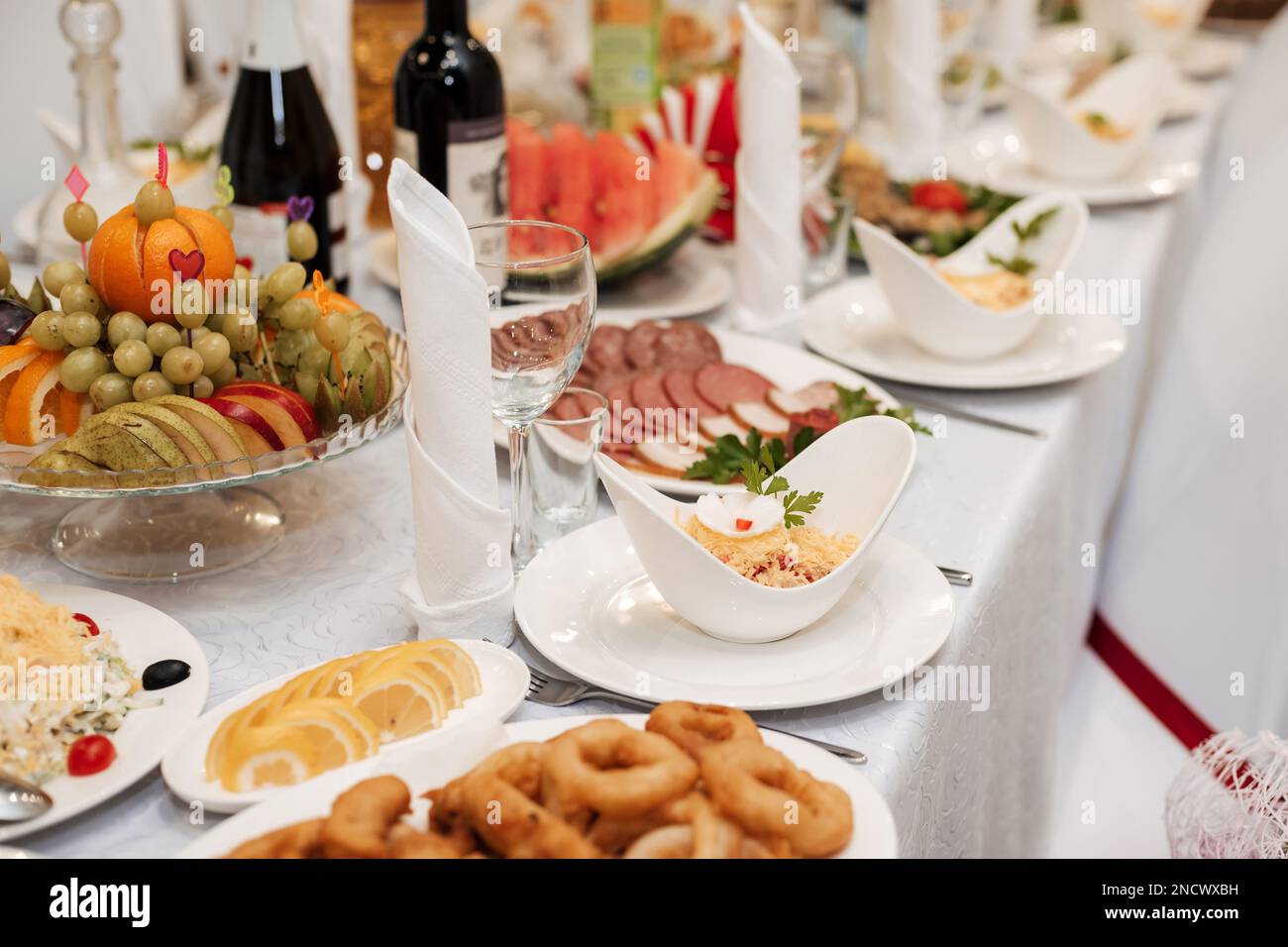table avec en-cas légers, canapés en verre Banque D'Images