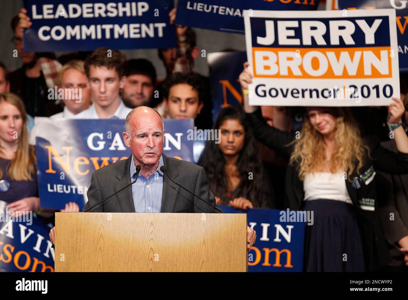 California Attorney General and Democratic Gubernatorial Candidate Jerry Brown, speaks during a California Democratic Party rally with Former President Bill Clinton, and Lieutenant Governor Candidate Gavin Newsom on the San Jose State University campus on Sunday, Oct. 17, 2010 in San Jose, Calif. (AP Photo/Tony Avelar) Banque D'Images
