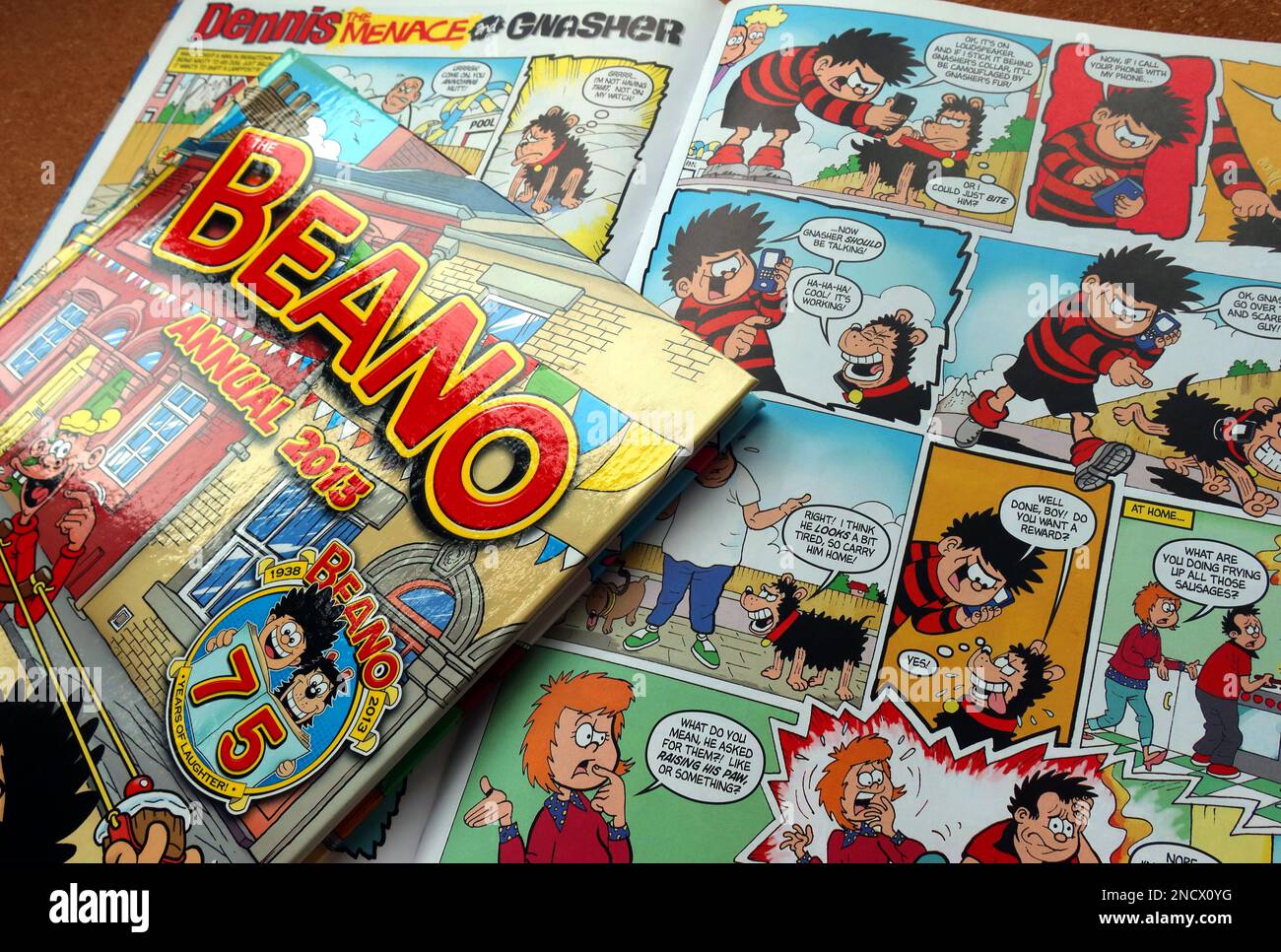 Une bande dessinée Beano hardback annuelle, célébrant 75 ans de Dennis la menace, Roger le Dodger, Billy Whizz, Lord Snooty etc, publié par DC Thompson DD1 Banque D'Images