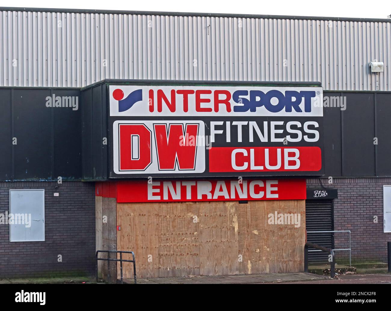 Entrée au club de remise en forme DW, montée et fermée par Mike Ashleys Frasers Group, au 2 Bank Street Warrington, Cheshire, Angleterre, Royaume-Uni, WA1 2AS Banque D'Images
