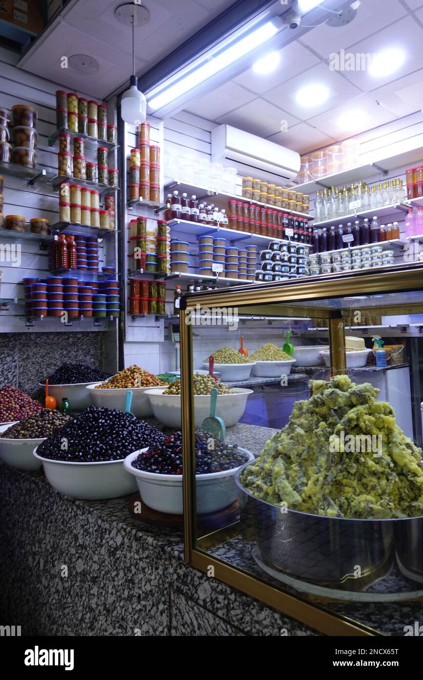 Petit stand sur le marché vendant des olives et des conserves de nourriture dans la médina de Marrakech, au Maroc Banque D'Images