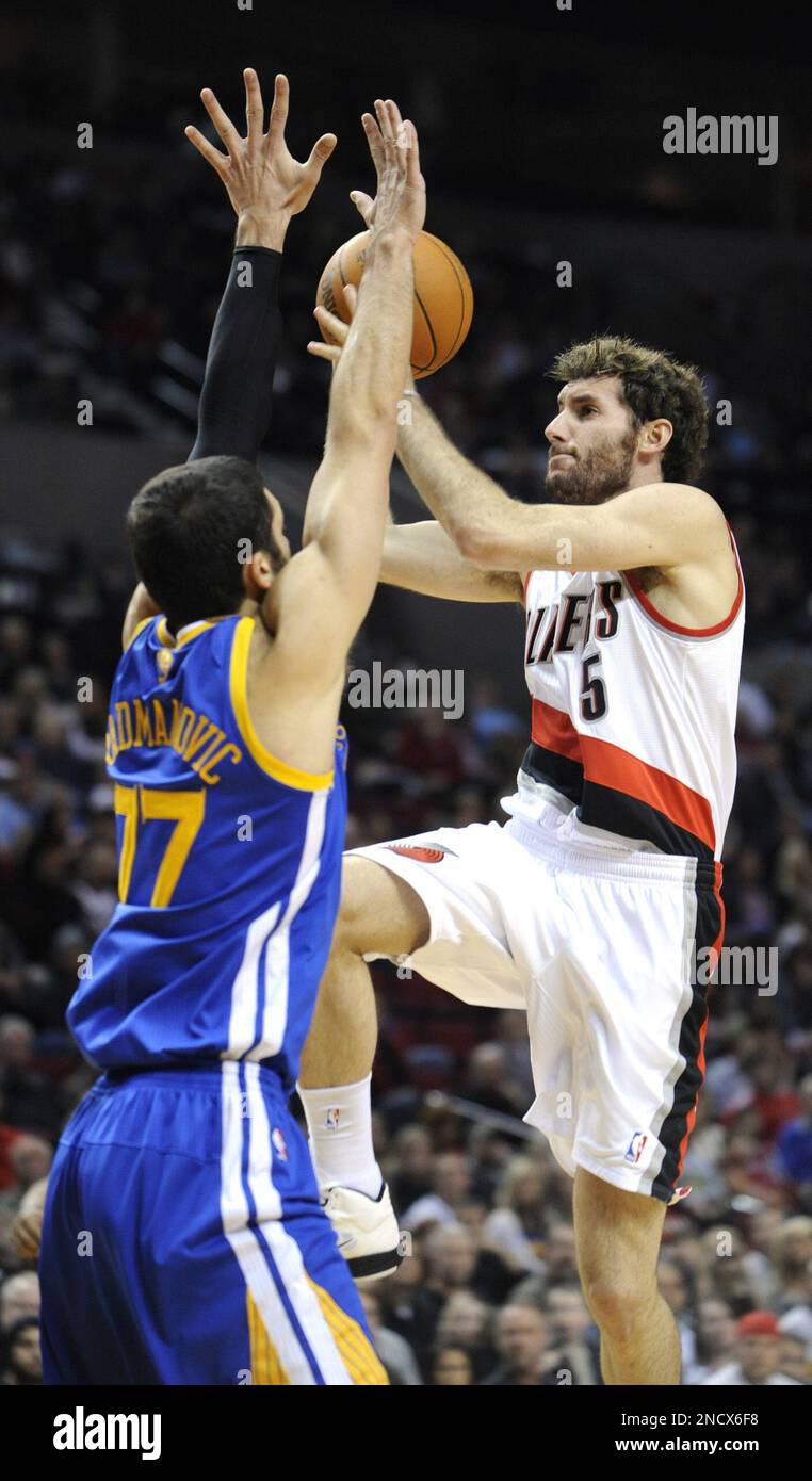 Golden State Warriors' Vladimir Radmanovic (77), from Serbia, defends a shot by Portland Trail Blazers' Rudy Fernandez (5), from Spain, during the second half of a preseason NBA basketball game in Portland, Ore., Saturday Oct 16, 2010. The Trail Blazers beat the Warriors 118-105. (AP Photo/Greg Wahl-Stephens) Banque D'Images