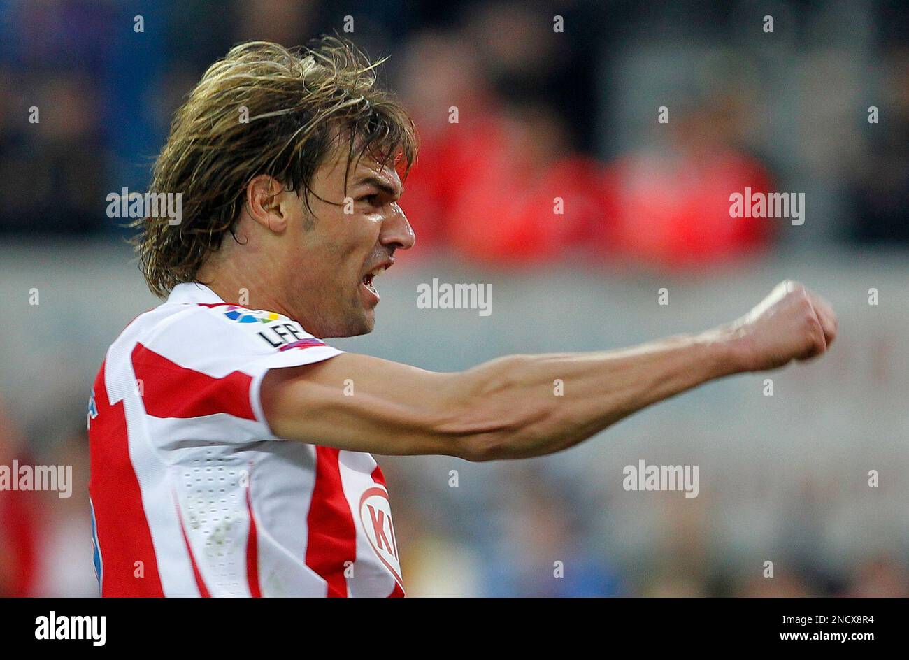 Atletico de Madrid's Juan Valera celebrates the goal scored by teammate Diego Costa against Getafe during a Spanish La Liga soccer match at the Vicente Calderon stadium in Madrid Saturday Oct. 16, 2010. (AP Photo/Paul White) Banque D'Images