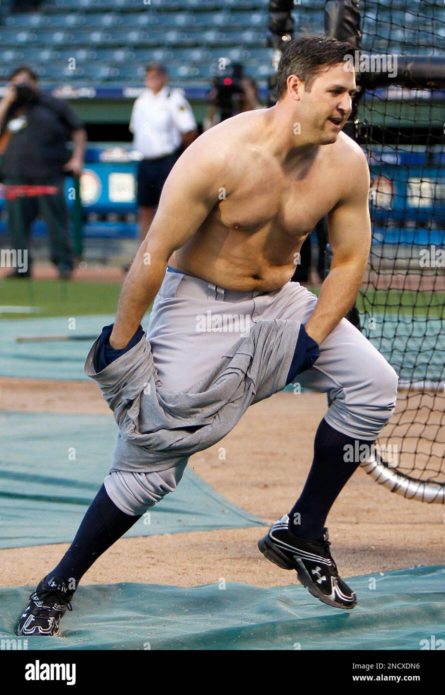 New York Yankees' Lance Berkman rips off his shirt during batting practice for baseball's American League Championship Series Thursday, Oct. 14, 2010, in Arlington, Texas. the Yankees play the Texas Rangers in Game 1 Friday night. (AP Photo/Mark Humphrey) Banque D'Images