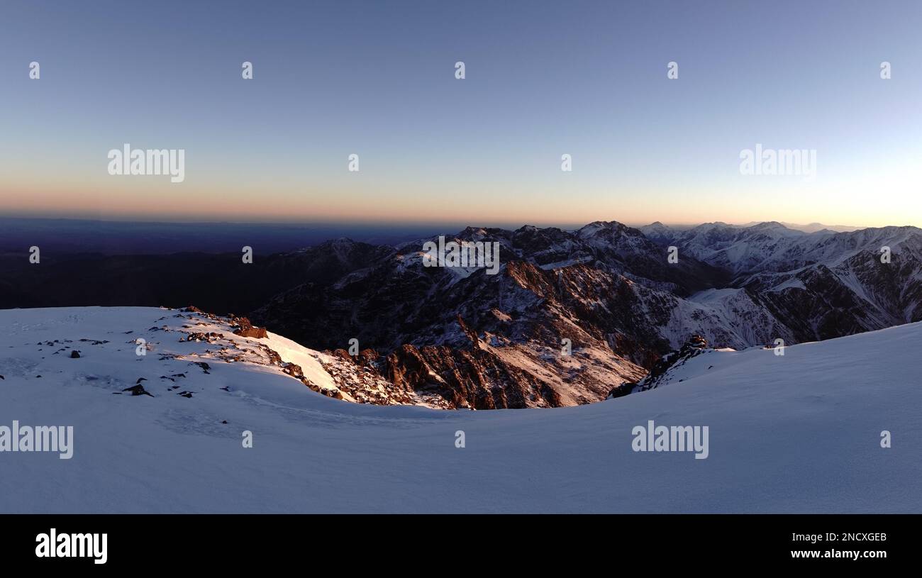 Vue sur les sommets enneigés depuis le sommet du mont Toubkal le plus haut sommet des montagnes de l'Atlas Banque D'Images