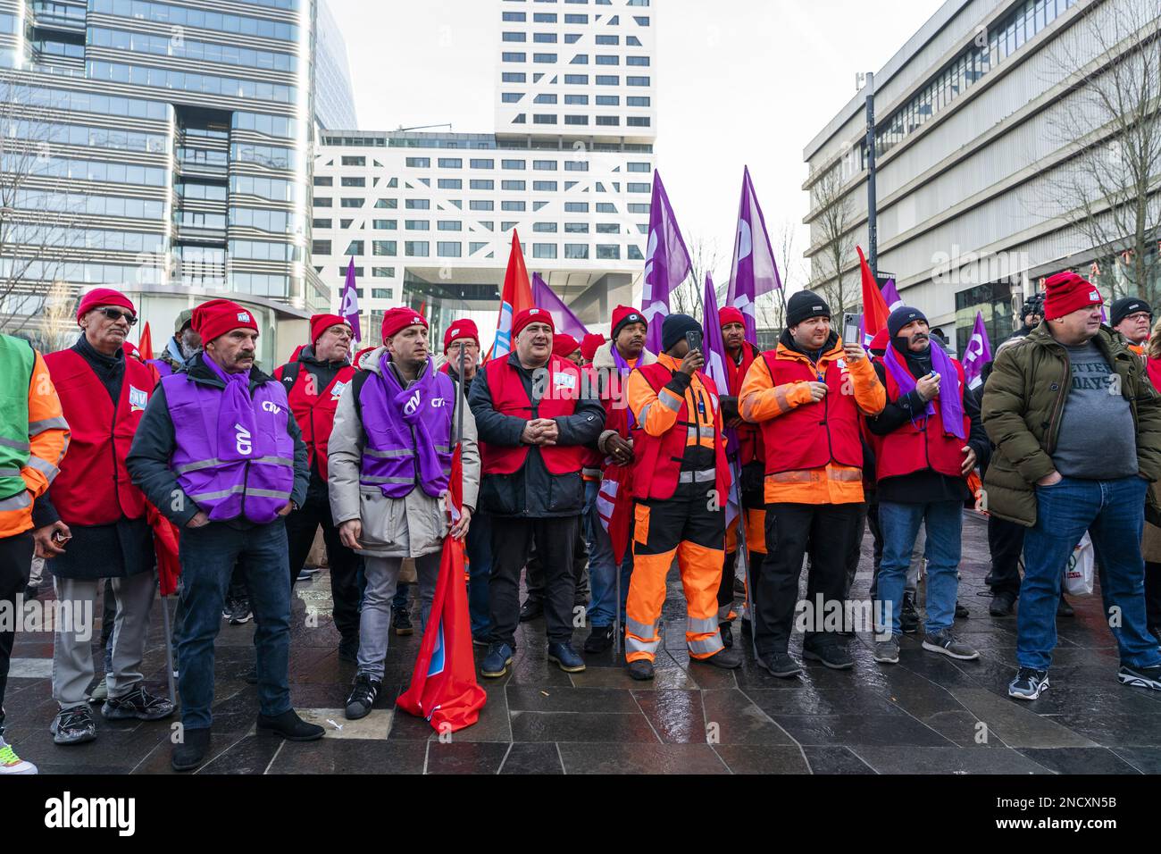 UTRECHT - 15/02/2023Members des syndicats CNV, FNV et CMHF participent à une manifestation nationale sur le Jaarbeursplein à Utrecht. Ils s'engagent à une meilleure convention collective pour les employés municipaux. Les consultations à ce sujet avec l'Association des municipalités néerlandaises (VNG) ont été interrompues. ANP JEROEN JUMELET pays-bas sortie - belgique sortie Banque D'Images