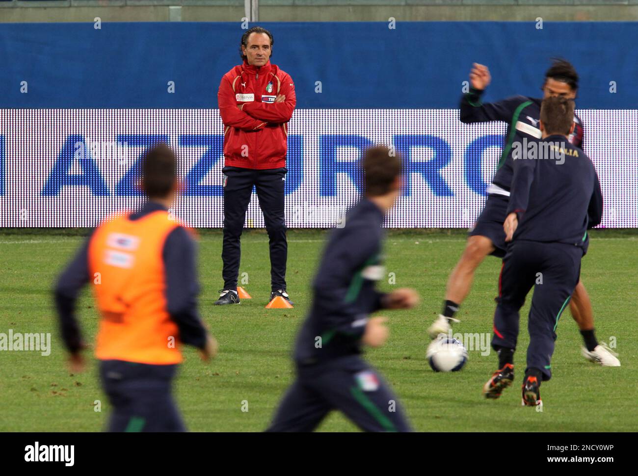 Italy's coach Cesare Prandelli, center, follows a team training session ahead of Tuesday's Euro 2012 Group C soccer qualifying match against Serbia, at the Luigi Ferraris stadium, in Genoa, Italy, Monday, Oct. 11, 2010. (AP Photo/Carlo Baroncini) Banque D'Images