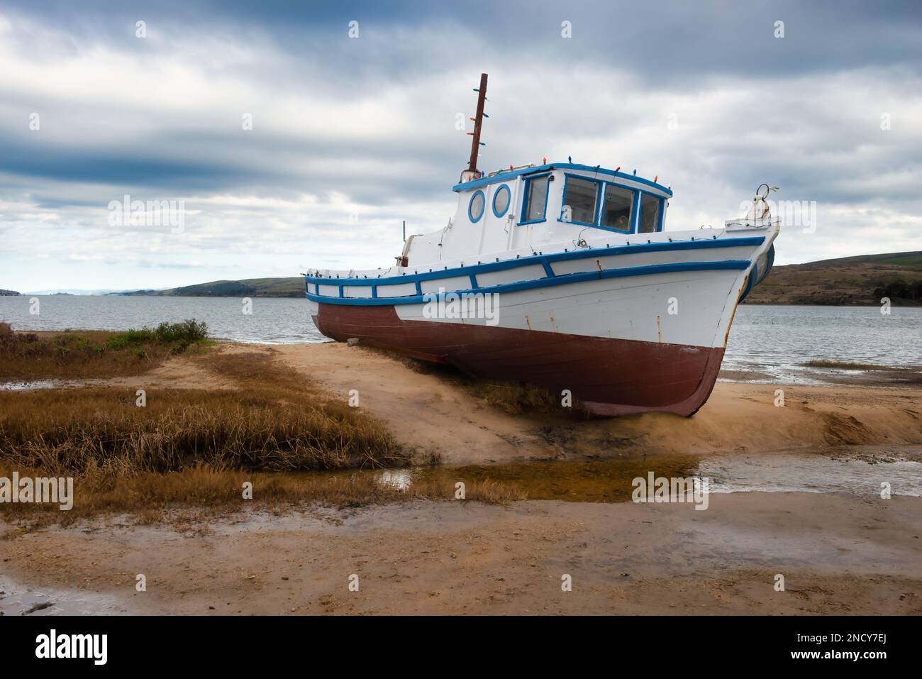 Bateau de pêche pêché sur un bar de sable près de point Reyes, Marin County, Californie, Etats-Unis Banque D'Images
