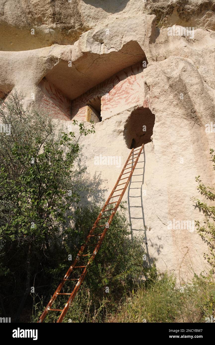 Échelle jusqu'à une église de grotte cachée en Cappadoce Banque D'Images
