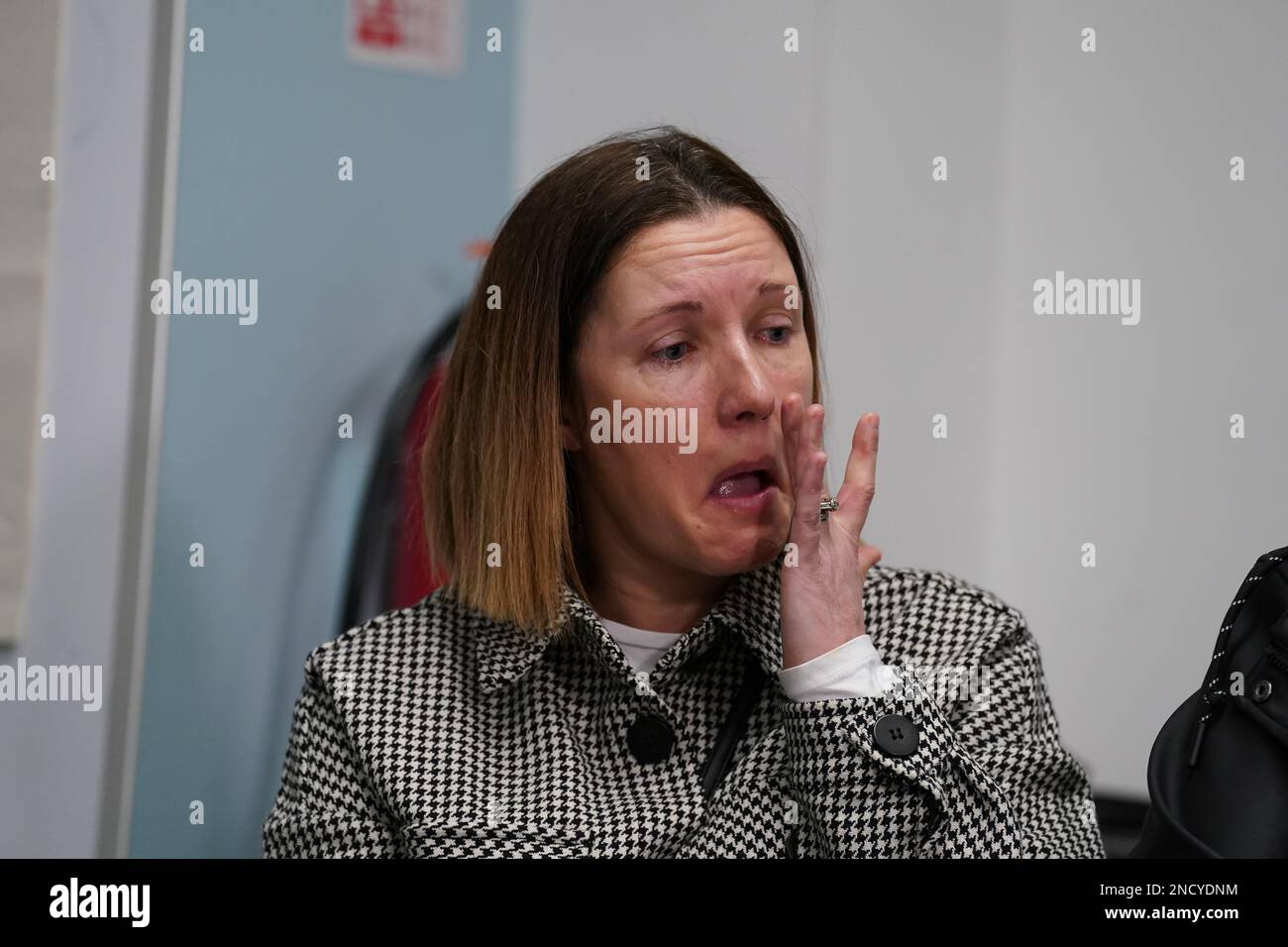 Gillian Sinclair, la sœur de Joseph Sneddon, lors d'une conférence de presse à la Bibliothèque centrale d'Édimbourg, en prévision d'une rencontre avec le Lord Advocate, Dorothy bain KC, au bureau de la Couronne et Procureur fiscal à Édimbourg. Joseph Sneddon est mort sur 8 avril 2022, après avoir été en contact avec la police de Kirkcaldy à l'hôpital Victoria, à Kirkcaldy, et aurait été retenu pendant une période prolongée. Date de la photo: Mercredi 15 février 2023. Banque D'Images