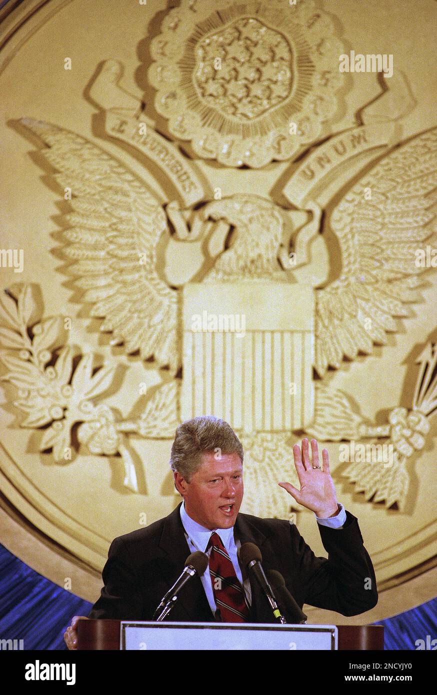Arkansas Gov. Bill Clinton, the probable Democratic presidential nominee, gestures while addressing the National Association of Manufactures meeting in Washington Wednesday, June 24, 1992. Clinton discussed his plan for the economy and his ideas for a “first 100 days” agenda if he wins the presidency. (AP Photo/Barry Thumma) Banque D'Images