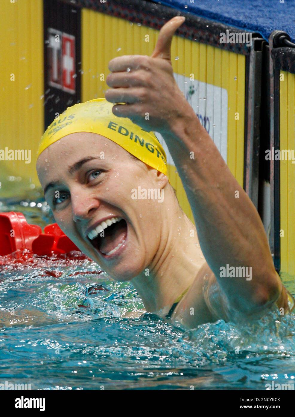 Australia's Sophie Edington celebrates her gold medal win in the 50 m backstroke final final during the Commonwealth Games at the Dr. S.P. Mukherjee Aquatics Center in New Delhi, India, Friday, Oct. 8, 2010. (AP Photo/Domenico Stinellis) Banque D'Images