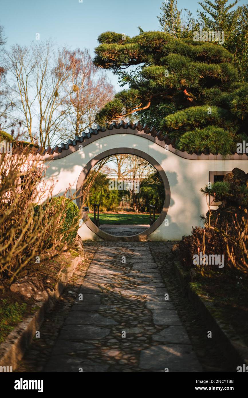 Moongate dans un jardin chinois Banque D'Images