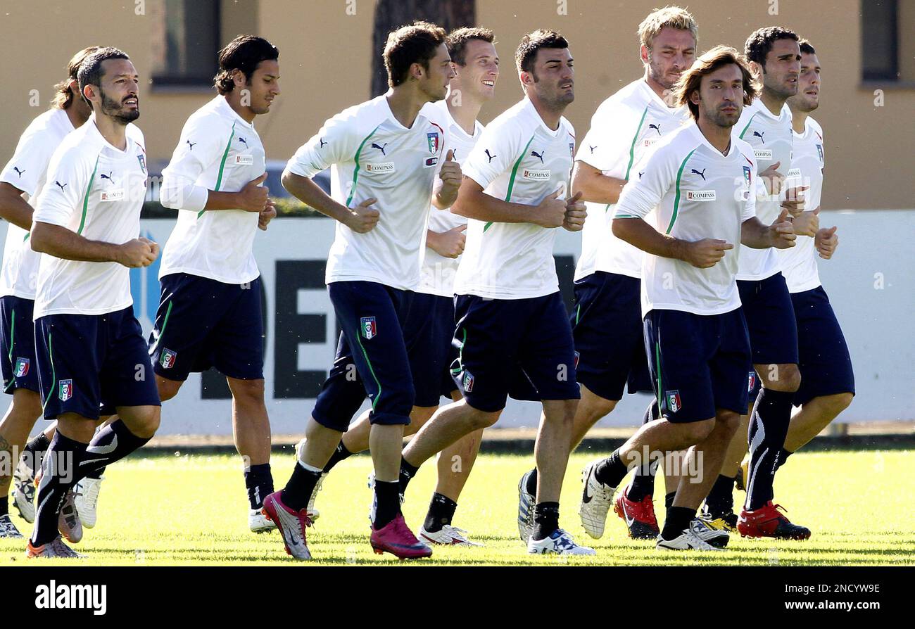 Players of the Italian national soccer team warm up during a training session ahead of Friday's Euro 2012 soccer qualifier against Northern Ireland, at the Coverciano sports center, near Florence, Italy, Thursday, Oct. 7, 2010. (AP Photo/Fabrizio Giovannozzi) Banque D'Images