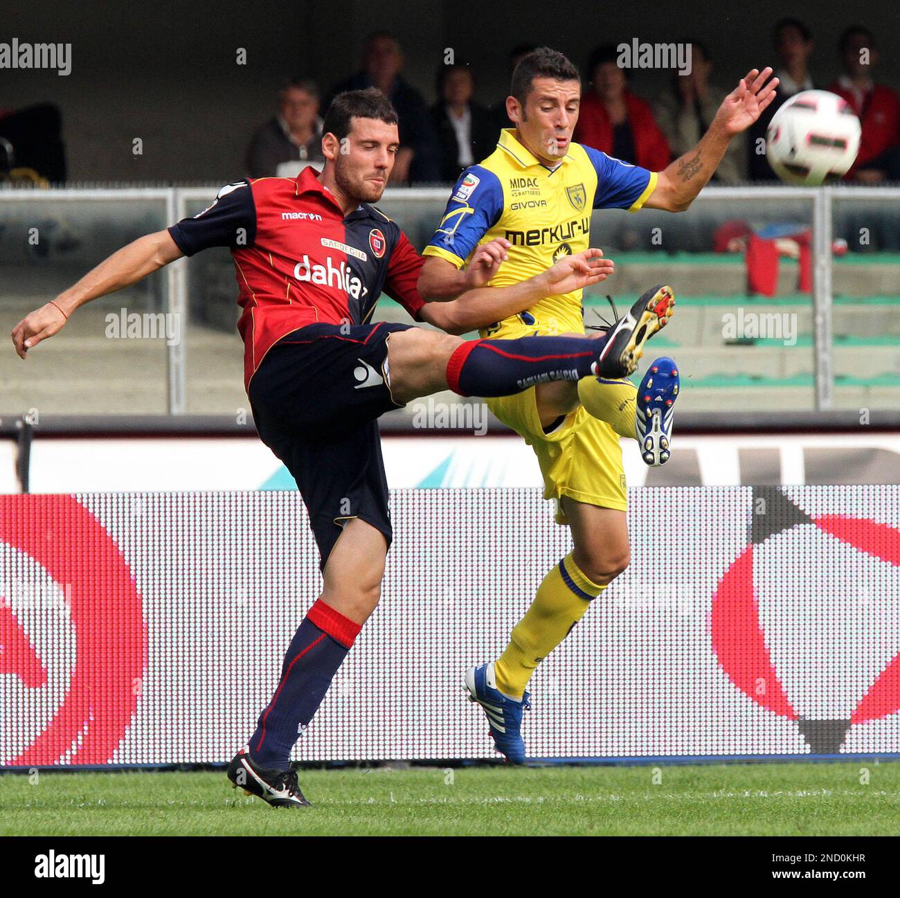 Chievo's Mariano Bogliacino, right, and Cagliari's Andrea Lazzari challenge for the ball during a Serie A soccer match at Bentegodi stadium in Verona, Italy, Sunday, Oct. 3, 2010. (AP Photo/Felice Calabro') Banque D'Images