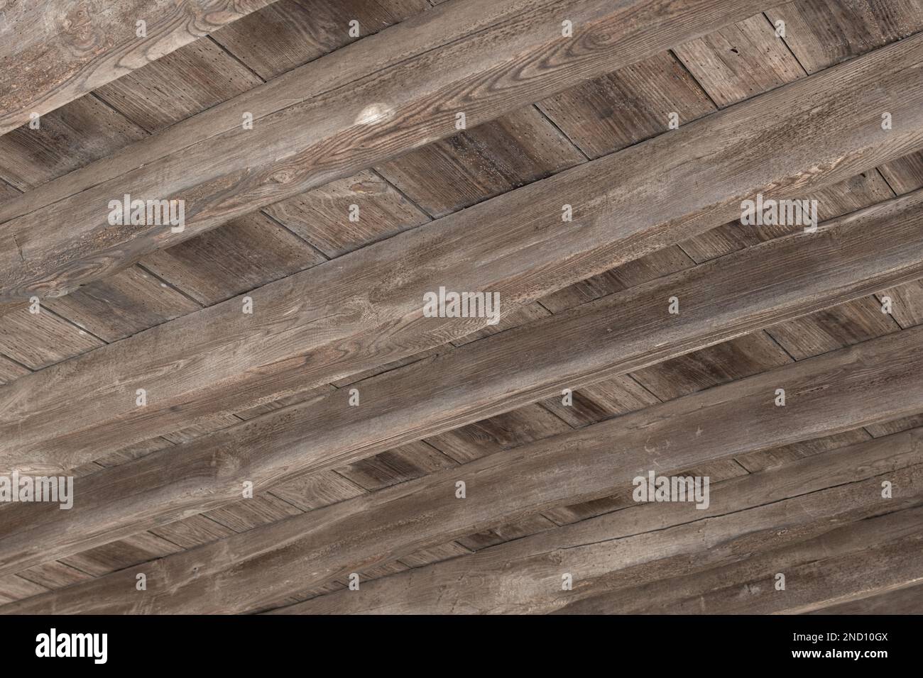 Vue du dessous d'une ancienne structure de plancher en bois d'un bâtiment endommagé par des trous de ver à bois Banque D'Images Vue du dessous d'une ancienne structure de plancher en bois d'un bâtiment endommagé par des trous de ver à bois Banque D'Images