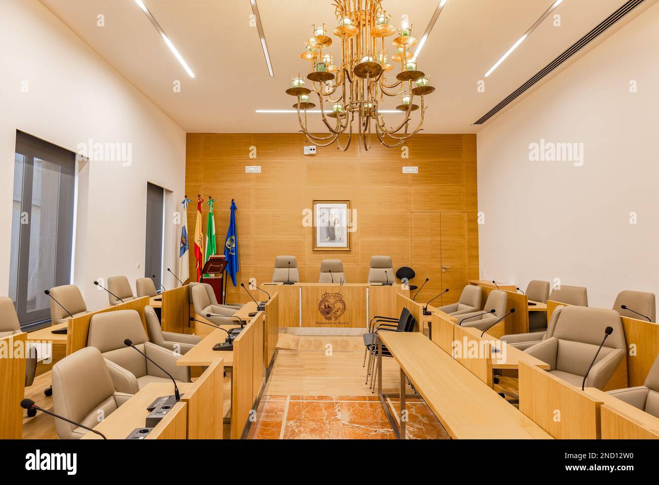 Huelva, Espagne - 30 décembre 2022: Salle plénière du Conseil provincial (Sala de Plenos de la Diputacion provincial) de Huelva Banque D'Images