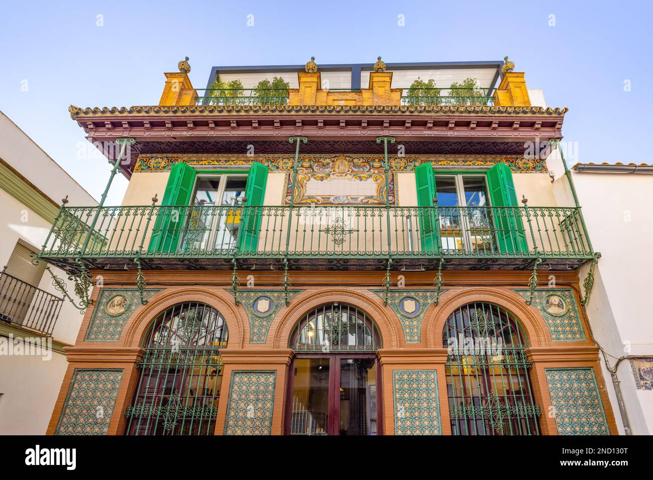 Beau bâtiment ancien avec balcon vert, avec carreaux de céramique sur la façade et balcons en fer forgé dans le centre de la vieille ville de Triana Neighbo Banque D'Images