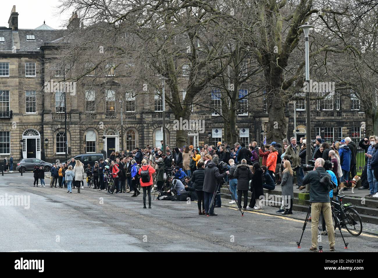 Edinburgh Ecosse, Royaume-Uni 15 février 2023. Les médias et le public se réunissent à l'extérieur de Bute House alors que la première ministre d'Écosse, Nicola Sturgeon, annonce qu'elle va se lever. credit sst/alamy nouvelles en direct Banque D'Images