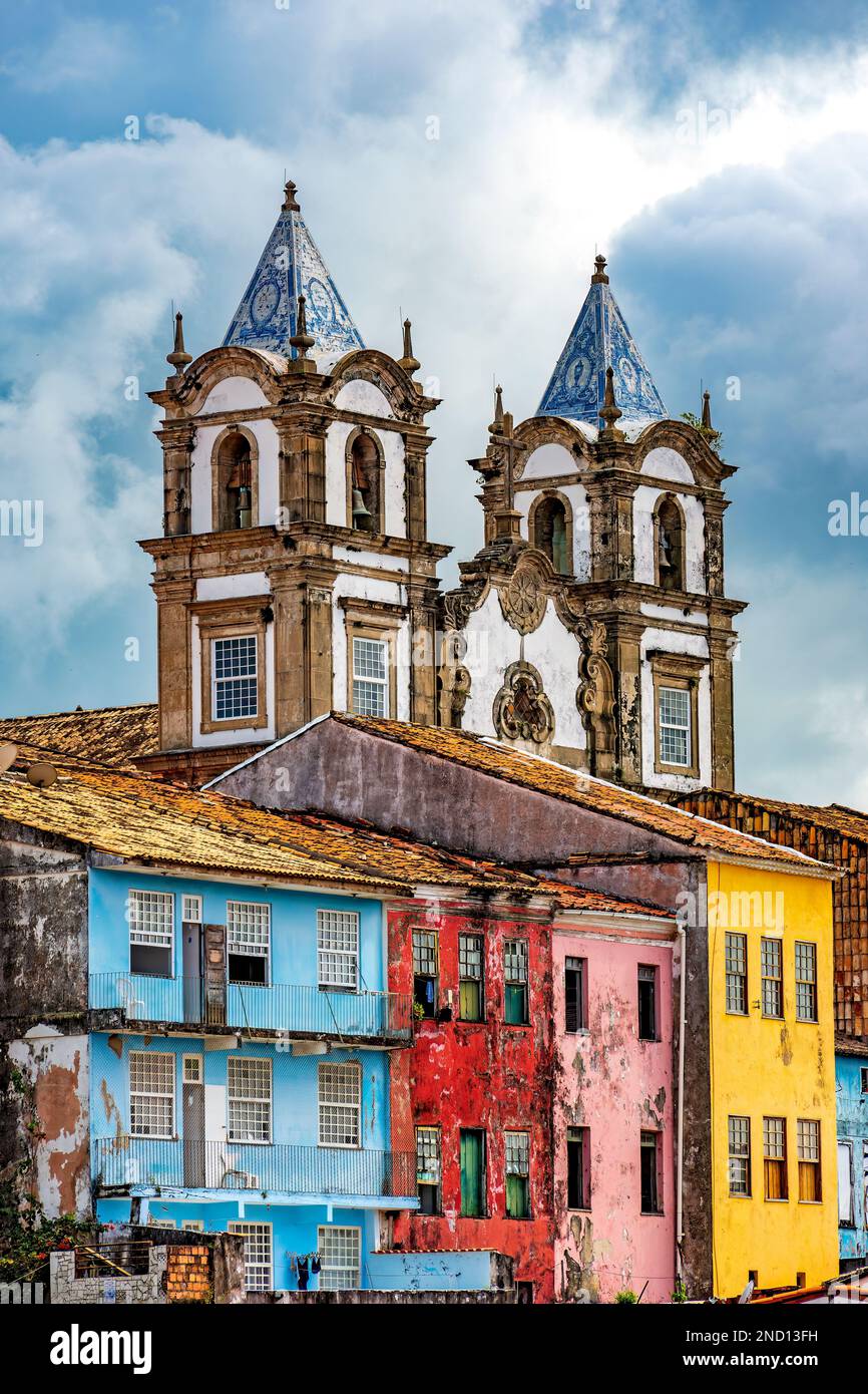 L'église baroque historique s'élève entre d'anciennes maisons colorées dans le quartier de Pelourinho dans la ville de Salvador, Bahia Banque D'Images