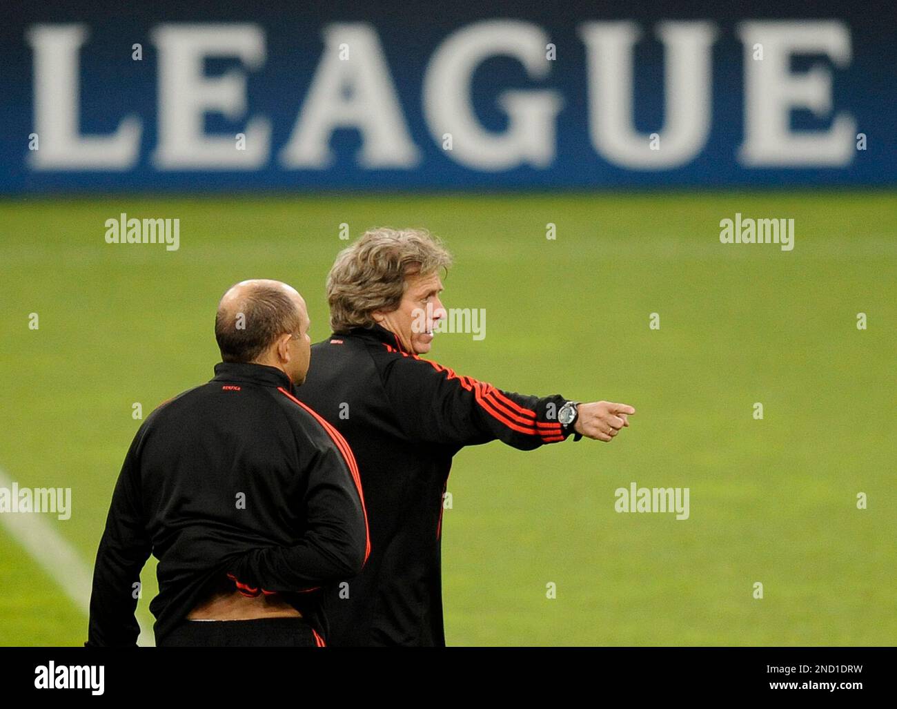Benfica Lisbon's head coach Jorge Jesus, right, leading a training session at the arena prior the Champions League Group B soccer match between FC Schalke 04 and SL Benfica, in Gelsenkirchen, Germany, Tuesday, Sept. 28, 2010. (AP Photo/Martin Meissner) Banque D'Images
