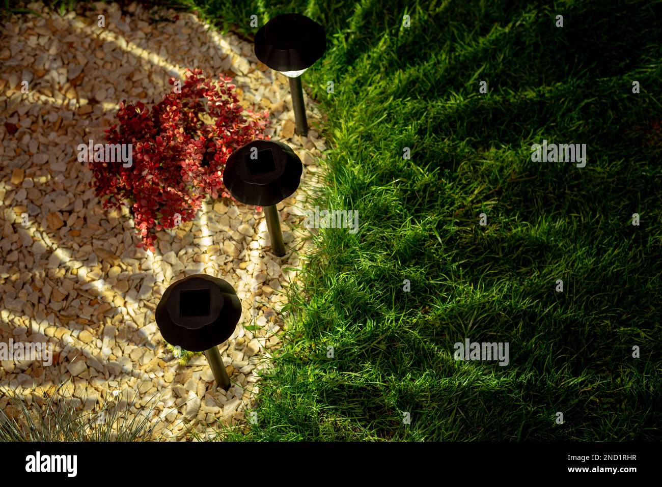 Petite décoration lumière solaire de jardin, lanternes en lit de fleur. La conception des jardins. Lampe à énergie solaire Banque D'Images