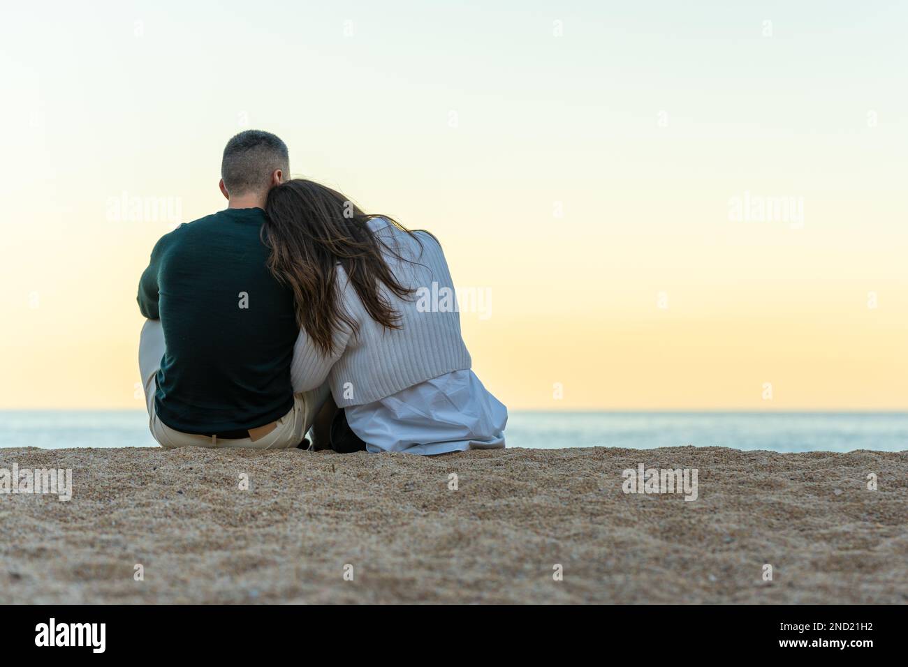 Couple amoureux très proche ensemble sur le sable de la plage Banque D'Images