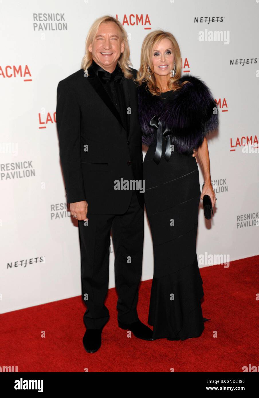 Singer and musician Joe Walsh, left, and his wife Marjorie Bach arrive at the LACMA Resnick Exhibition Pavilion grand opening gala in Los Angeles on Saturday, Sept. 25, 2010. (AP Photo/Dan Steinberg) Banque D'Images