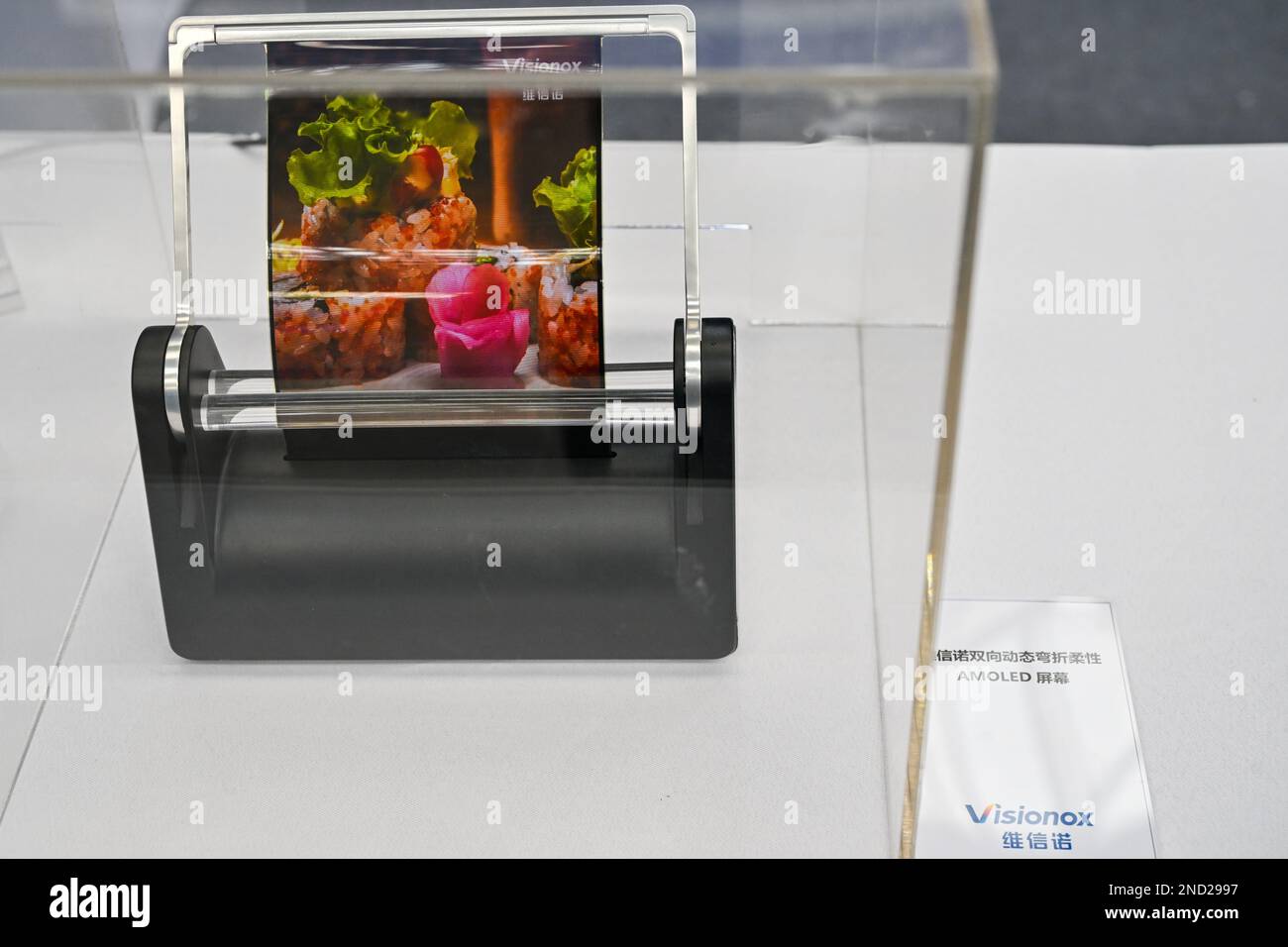 KUNSHAN, CHINE - 15 FÉVRIER 2023 - Un écran flexible qui se plie et se plie est exposé à l'exposition MetaUniverse Products High Specification Banque D'Images