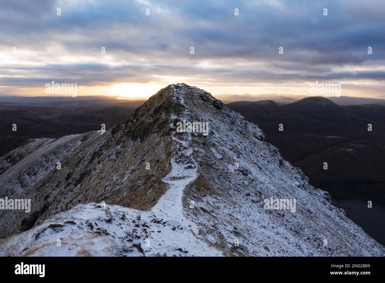 Lever du soleil sur le sommet de la montagne Errigal. Le mont Errigal est le point le plus élevé du comté de Donegal (751 m) Banque D'Images