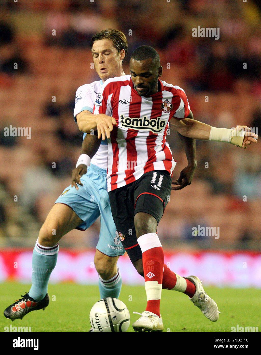 Sunderland's Darren Bent, right, vies for the ball with West Ham United's captain Scott Parker, left, during their English League Cup third round soccer match at the Stadium of Light, Sunderland, England, Tuesday, Sept. 21, 2010. (AP Photo/Scott Heppell) ** NO INTERNET/MOBILE USAGE WITHOUT FOOTBALL ASSOCIATION PREMIER LEAGUE(FAPL)LICENCE. CALL +44 (0) 20 7864 9121 or EMAIL info@football-dataco.com FOR DETAILS ** Banque D'Images