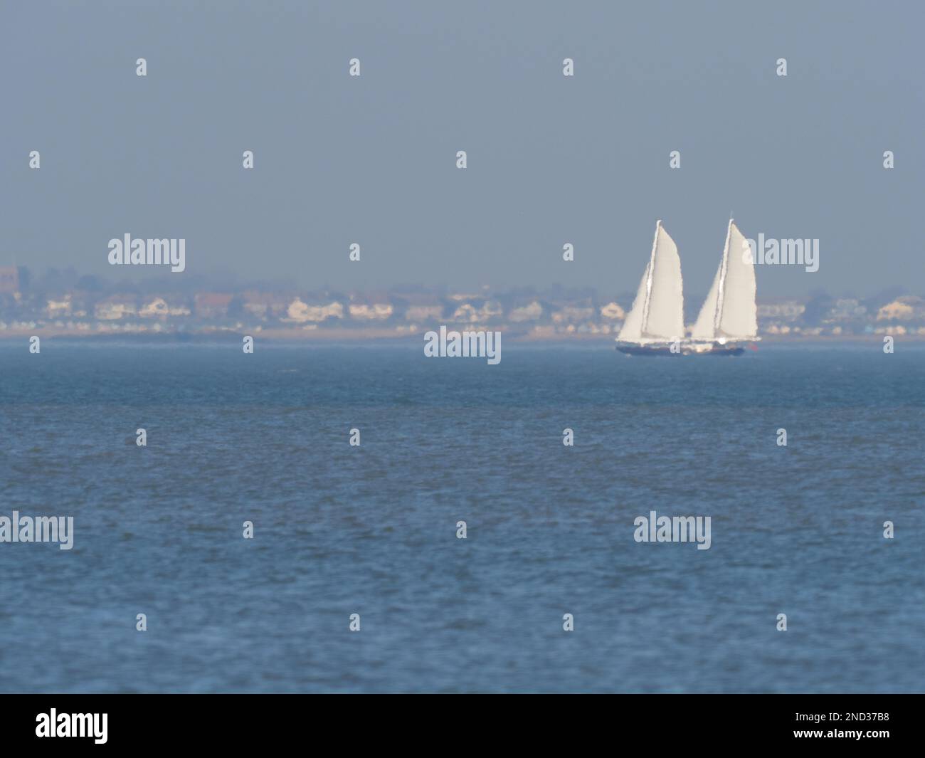 Sheerness, Kent, Royaume-Uni. 15th févr. 2023. Bateau d'expédition unique 'Bestevaer 60 Novara' vu de Sheerness, Kent à travers la brume de chaleur/la distorsion atmosphérique (possiblement la poussière saharienne) cet après-midi. Construit sur mesure par Bestevaer en Hollande - elle a deux carbone AeroRigs. Initialement aménagé comme navire de recherche pour la recherche dans les eaux tropicales et arctiques. Le yacht fait maintenant partie du projet Novara One Planet, qui aide les communautés côtières à risque à devenir sûres pour le climat. Crédit : James Bell/Alay Live News Banque D'Images