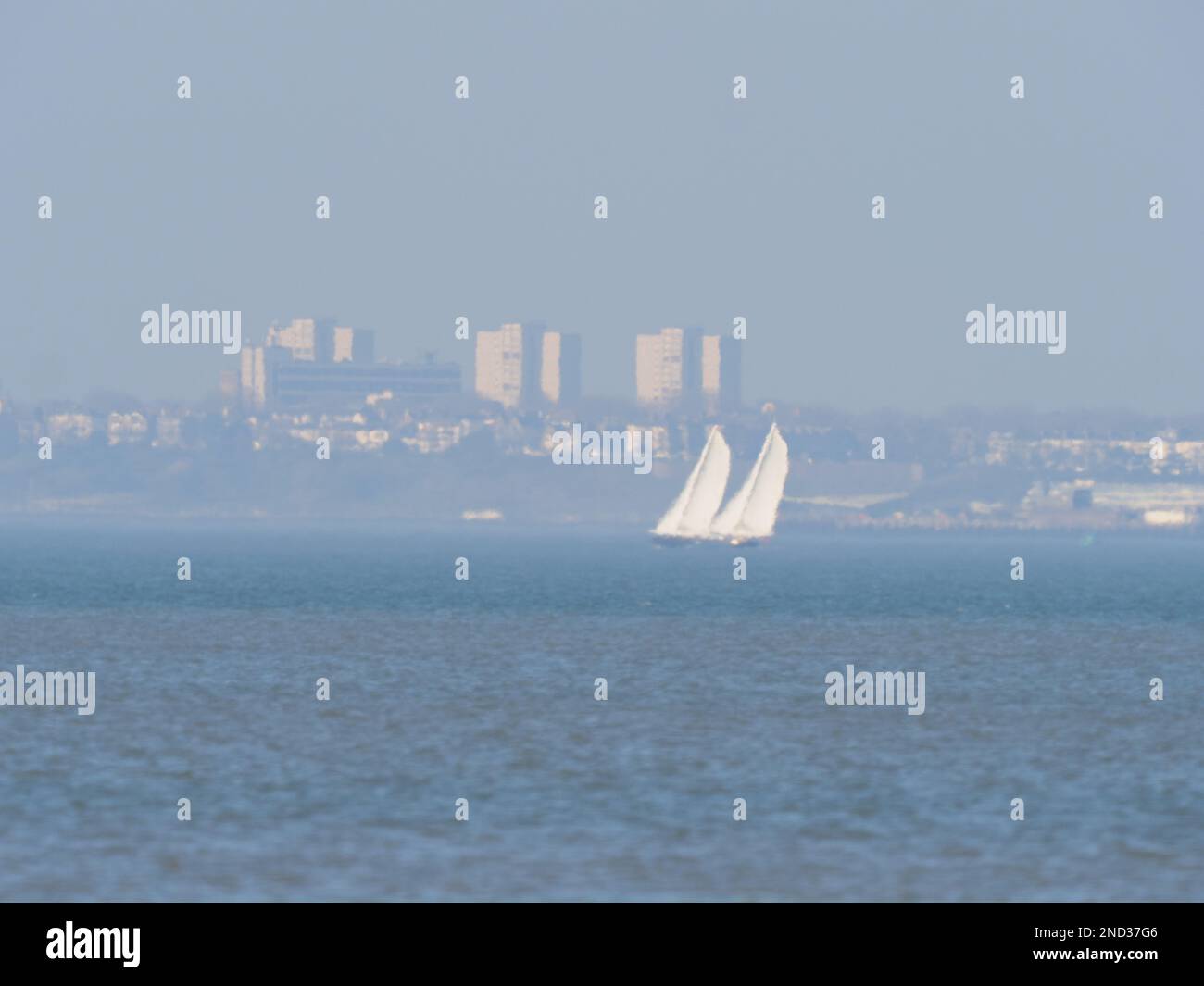 Sheerness, Kent, Royaume-Uni. 15th févr. 2023. Bateau d'expédition unique 'Bestevaer 60 Novara' vu de Sheerness, Kent à travers la brume de chaleur/la distorsion atmosphérique (possiblement la poussière saharienne) cet après-midi. Construit sur mesure par Bestevaer en Hollande - elle a deux carbone AeroRigs. Initialement aménagé comme navire de recherche pour la recherche dans les eaux tropicales et arctiques. Le yacht fait maintenant partie du projet Novara One Planet, qui aide les communautés côtières à risque à devenir sûres pour le climat. Crédit : James Bell/Alay Live News Banque D'Images