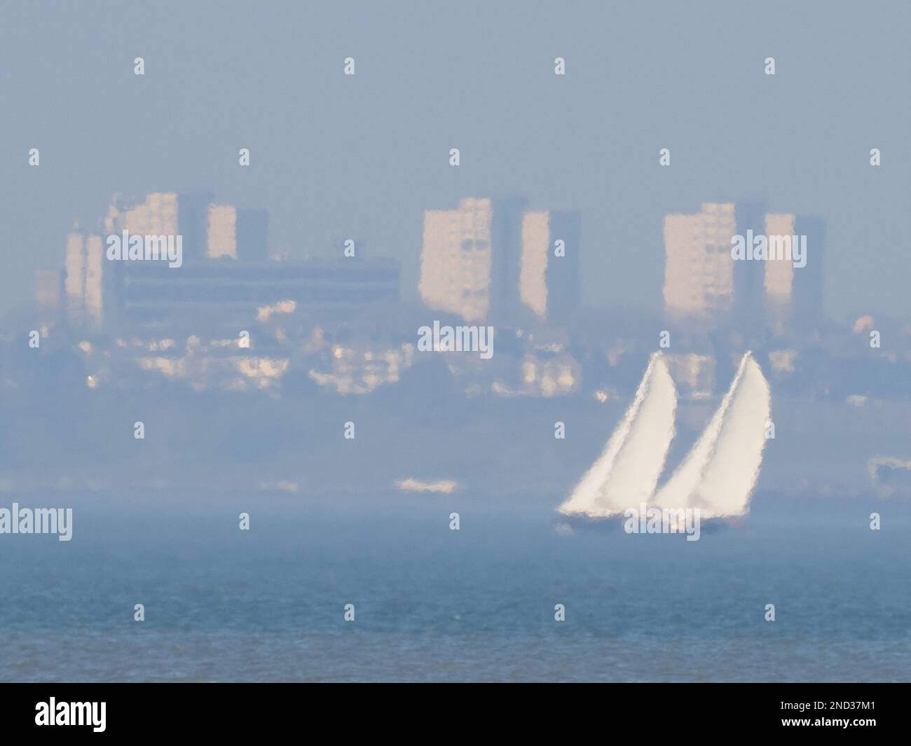 Sheerness, Kent, Royaume-Uni. 15th févr. 2023. Bateau d'expédition unique 'Bestevaer 60 Novara' vu de Sheerness, Kent à travers la brume de chaleur/la distorsion atmosphérique (possiblement la poussière saharienne) cet après-midi. Construit sur mesure par Bestevaer en Hollande - elle a deux carbone AeroRigs. Initialement aménagé comme navire de recherche pour la recherche dans les eaux tropicales et arctiques. Le yacht fait maintenant partie du projet Novara One Planet, qui aide les communautés côtières à risque à devenir sûres pour le climat. Crédit : James Bell/Alay Live News Banque D'Images