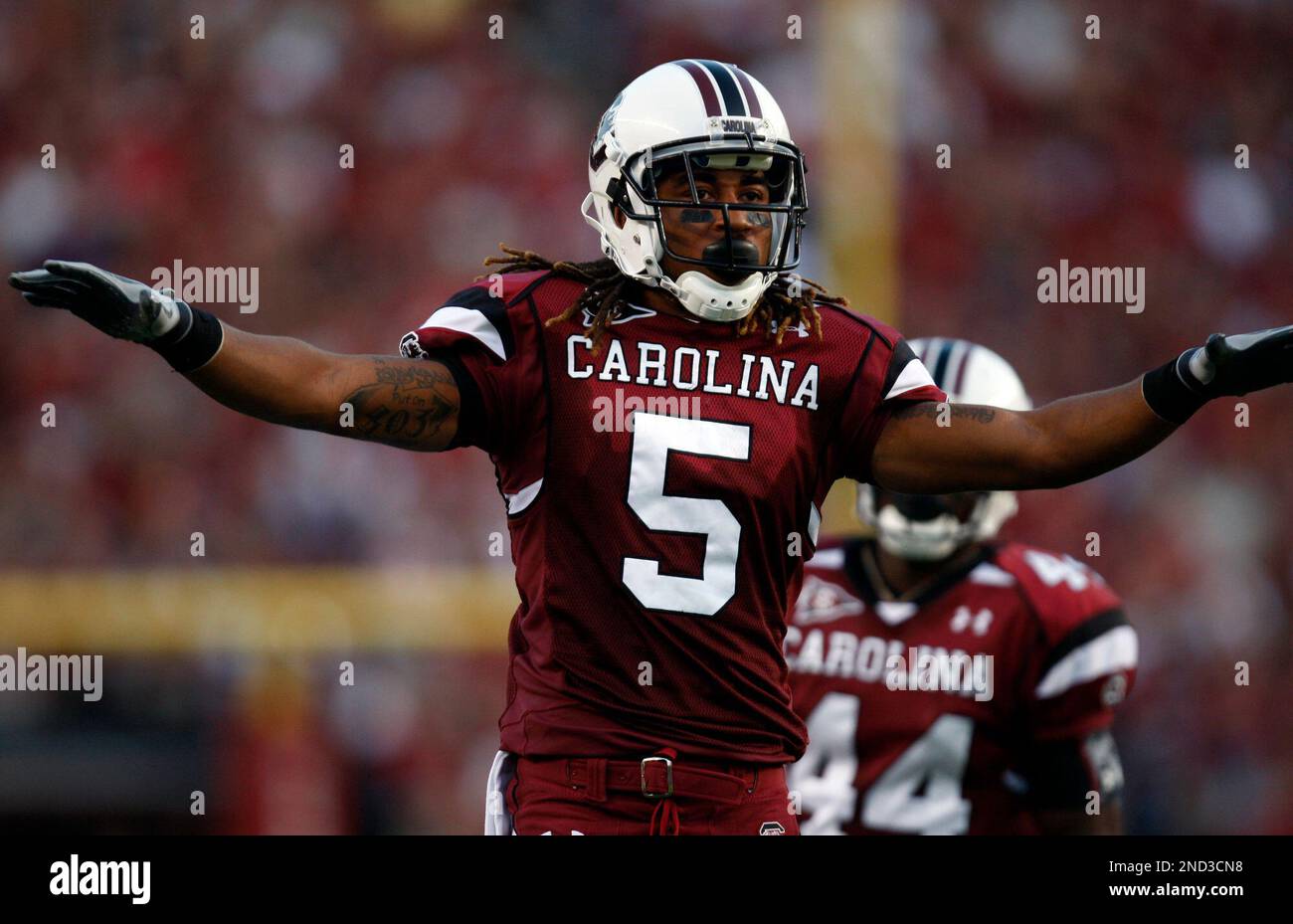 South Carolina cornerback Stephon Gilmore celebrates bringing down Furman's Adam Mims for no gain during the first quarte in their NCAA college football game at Williams Brice Stadium on Saturday, Sept. 18, 2010, in Columbia, S.C. (AP Photo/Rich Glickstein) Banque D'Images