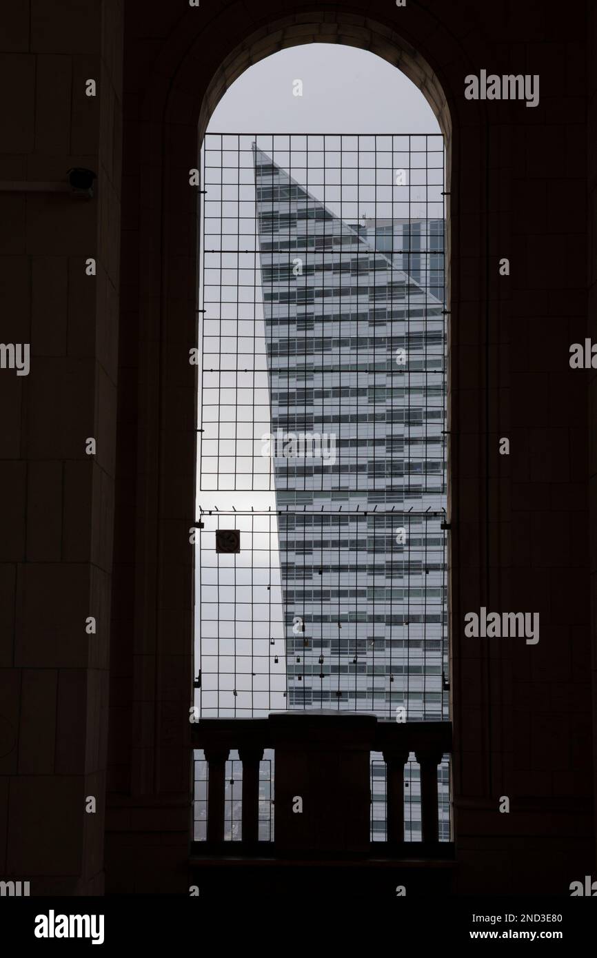 Złota 44, un gratte-ciel résidentiel vu à travers l'arche de la plate-forme d'observation du Palais de la Culture et de la Science Varsovie, Pologne Banque D'Images