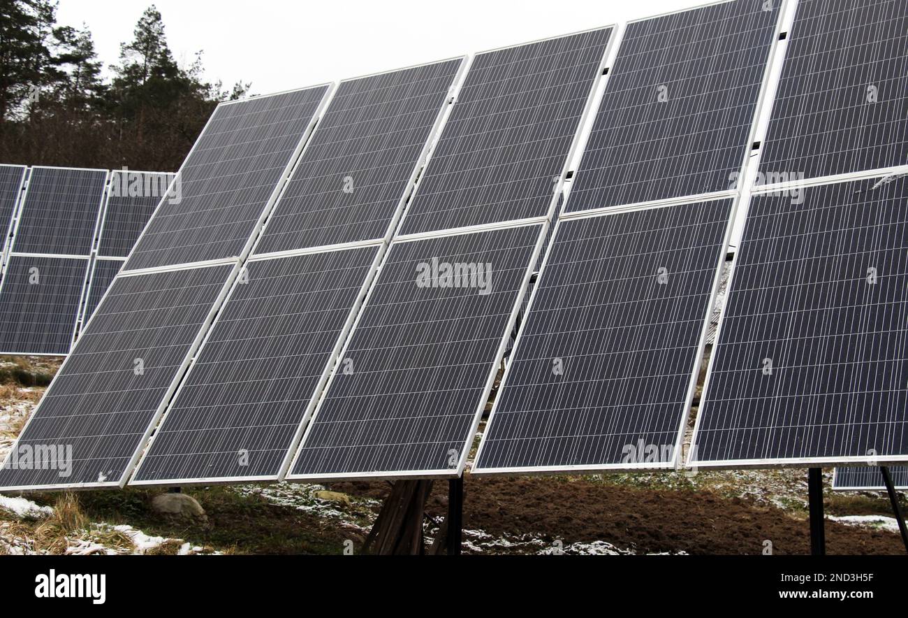 Panneaux préfabriqués pour absorber l'énergie solaire et la convertir en électricité ou en chaleur. Banque D'Images Panneaux préfabriqués pour absorber l'énergie solaire et la convertir en électricité ou en chaleur. Banque D'Images