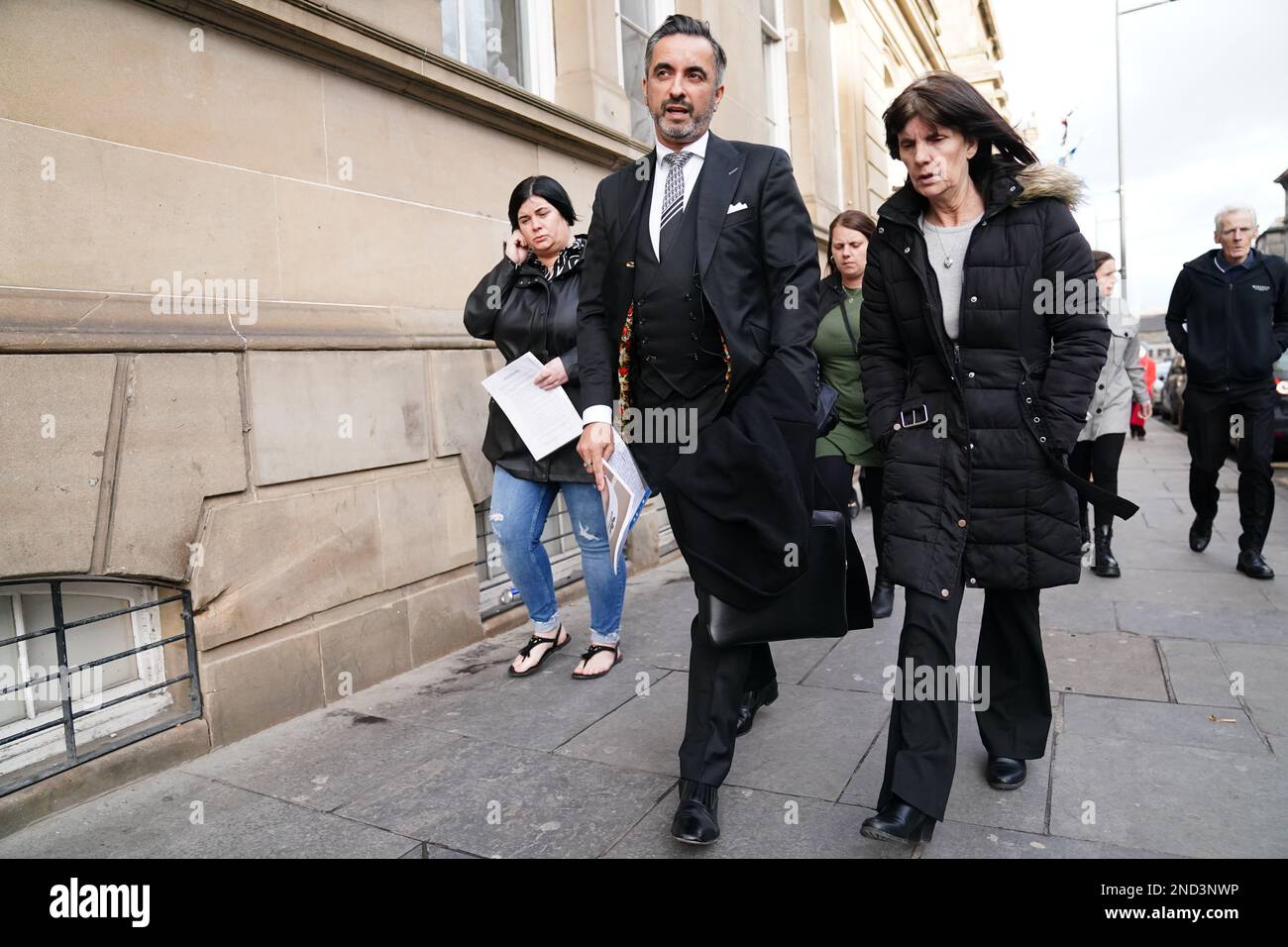 La famille de Joseph Sneddon avec l'avocat de famille Amer Anwar après leur rencontre avec le Lord Advocate, Dorothy bain KC, au bureau de la Couronne et au service de la justice fiscale d'Édimbourg. Joseph Sneddon est mort sur 8 avril 2022, après avoir été en contact avec la police de Kirkcaldy à l'hôpital Victoria, à Kirkcaldy, et aurait été retenu pendant une période prolongée. Date de la photo: Mercredi 15 février 2023. Banque D'Images