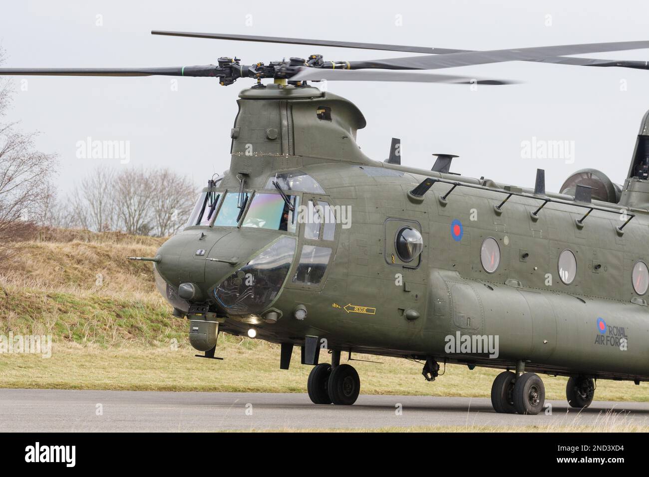 Un hélicoptère chinook effectuant un atterrissage et un passage bas près de Huddersfield. Banque D'Images