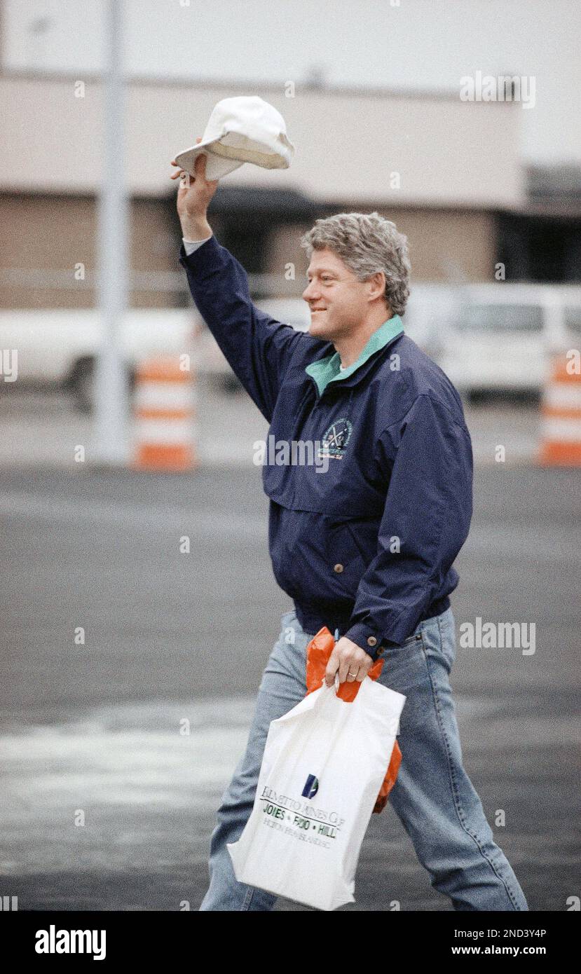 President-elect Bill Clinton waves his hat to a small crowd at the Little Rock, Ark. airport, Jan. 4, 1993. Clinton flew back to Little Rock after vacationing in Hilton Head, South Carolina. (AP Photo/Spencer Tirey) Banque D'Images