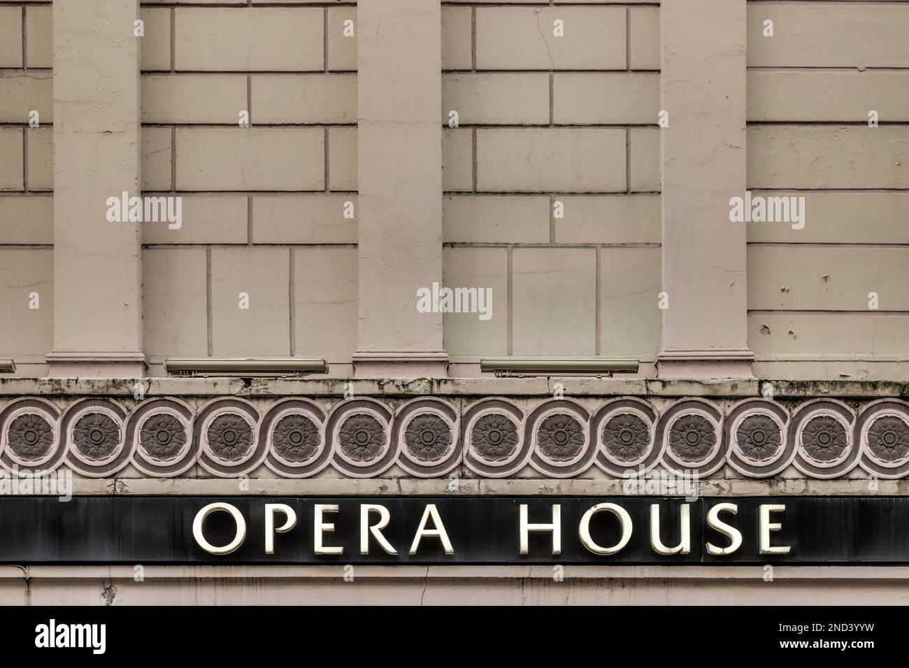 Gros plan de l'entablature à l'extérieur de l'Opéra de Manchester. ROYAUME-UNI Banque D'Images