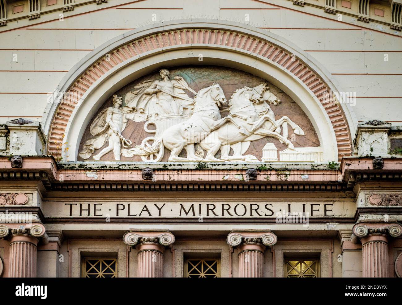 La maison de l'Opéra de Manchester entablature avec la frise a écrit "THE PLAY MIRRORS LIFE". Banque D'Images