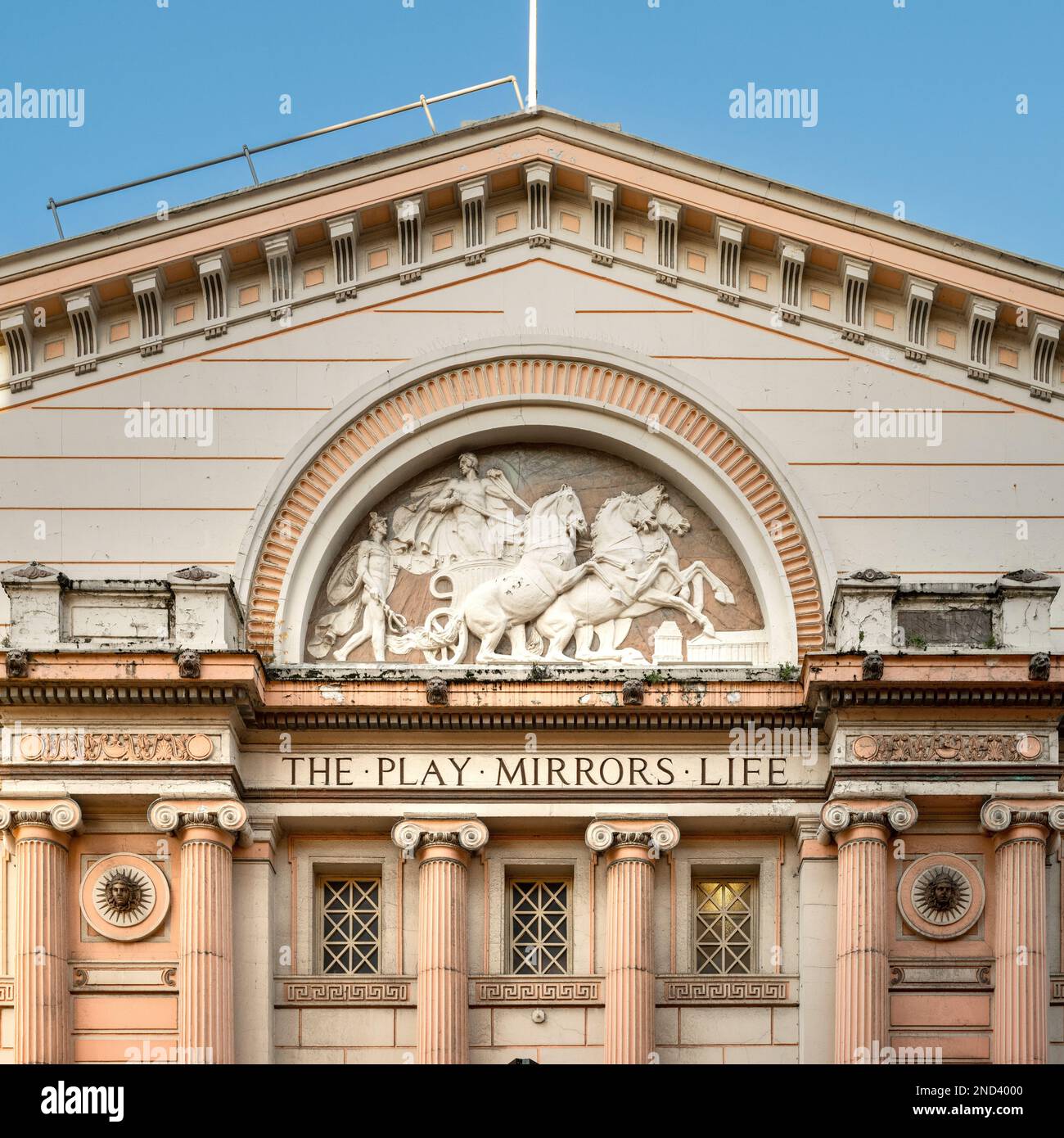 La maison de l'Opéra de Manchester entablature avec la frise a écrit "THE PLAY MIRRORS LIFE". Banque D'Images