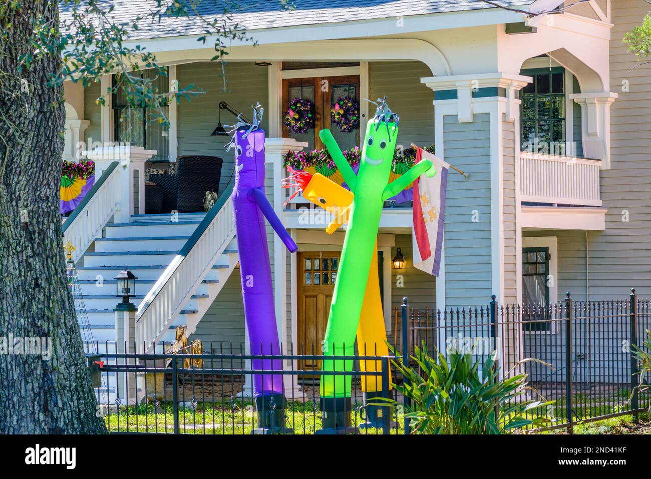 NEW ORLEANS, LA, États-Unis - 12 FÉVRIER 2023 : décorations gonflables Mardi gras dansant sur la pelouse d'une maison historique sur l'avenue Napoléon Banque D'Images