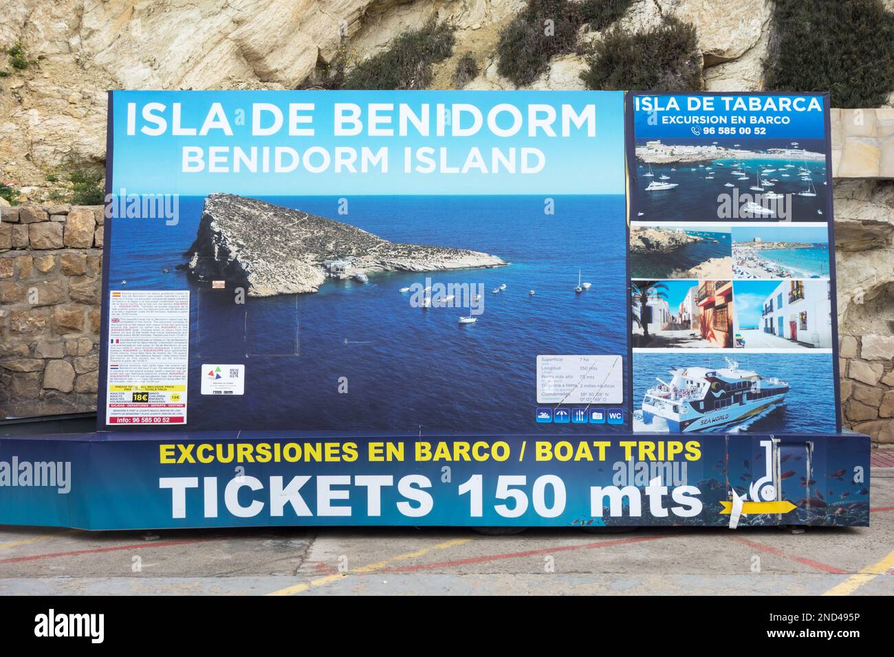 Grand panneau annonçant des excursions en bateau autour de l'île de Benidorm Espagne Banque D'Images