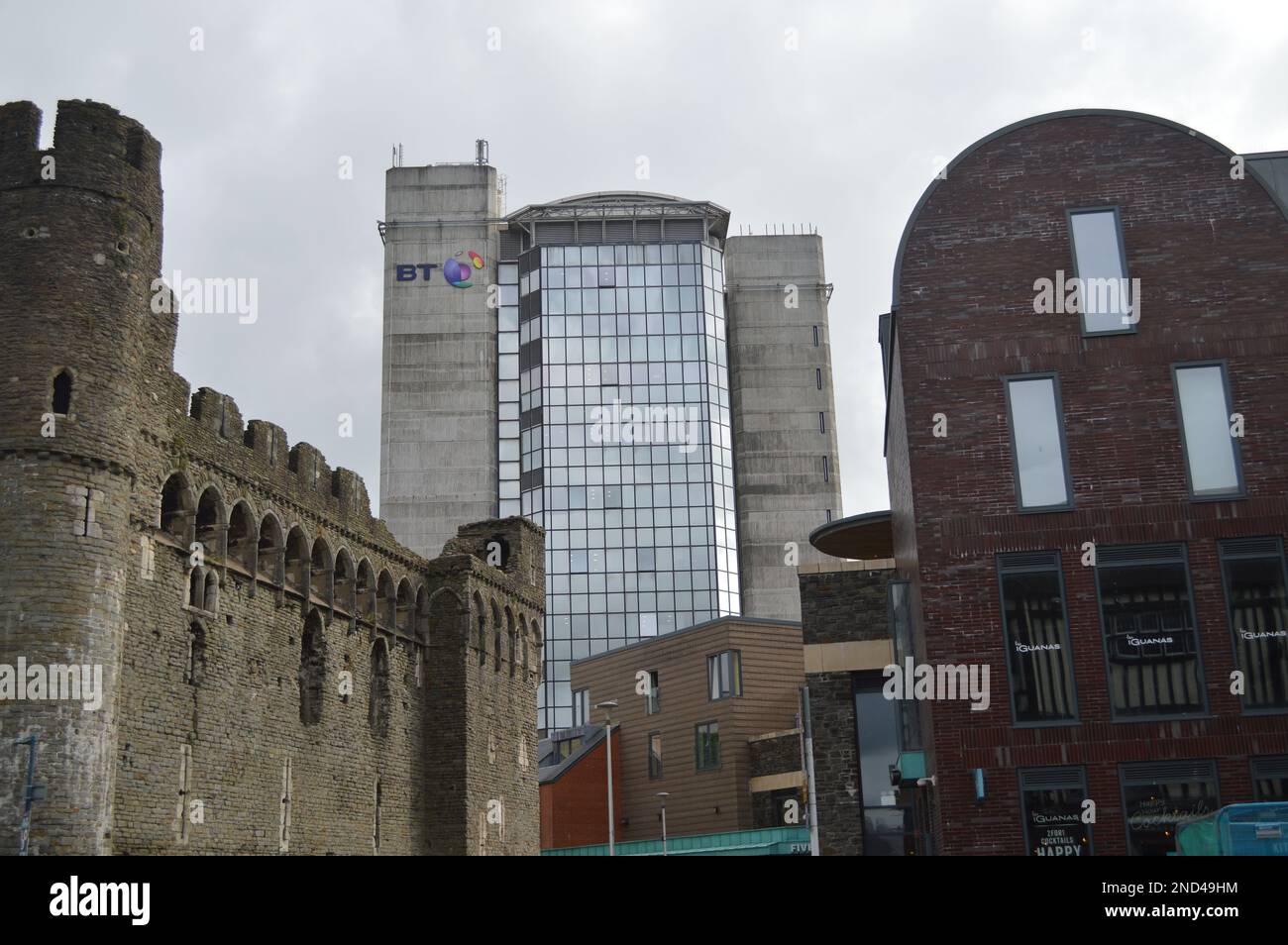 22nd août 2021, Swansea, pays de Galles, Royaume-Uni. Ruines du château de Swansea et tour BT. Banque D'Images