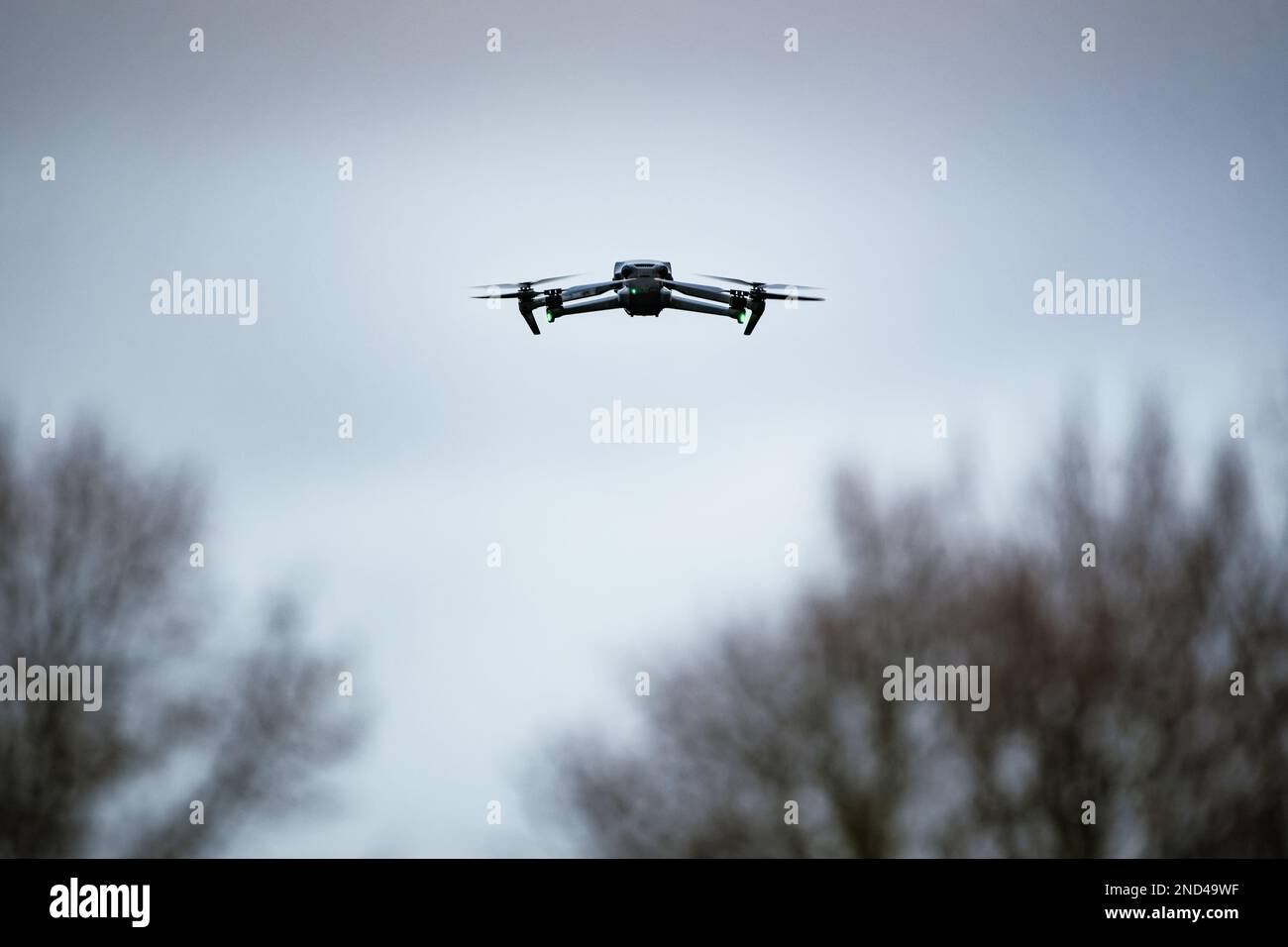 Un drone volant dans un ciel nuageux Banque D'Images