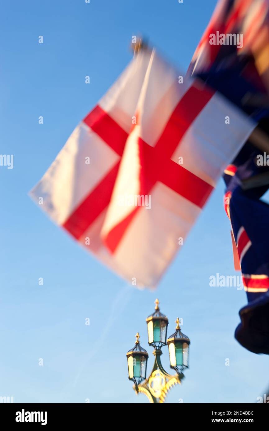 St George drapeau et feu de rue; Londres; Royaume-Uni Banque D'Images